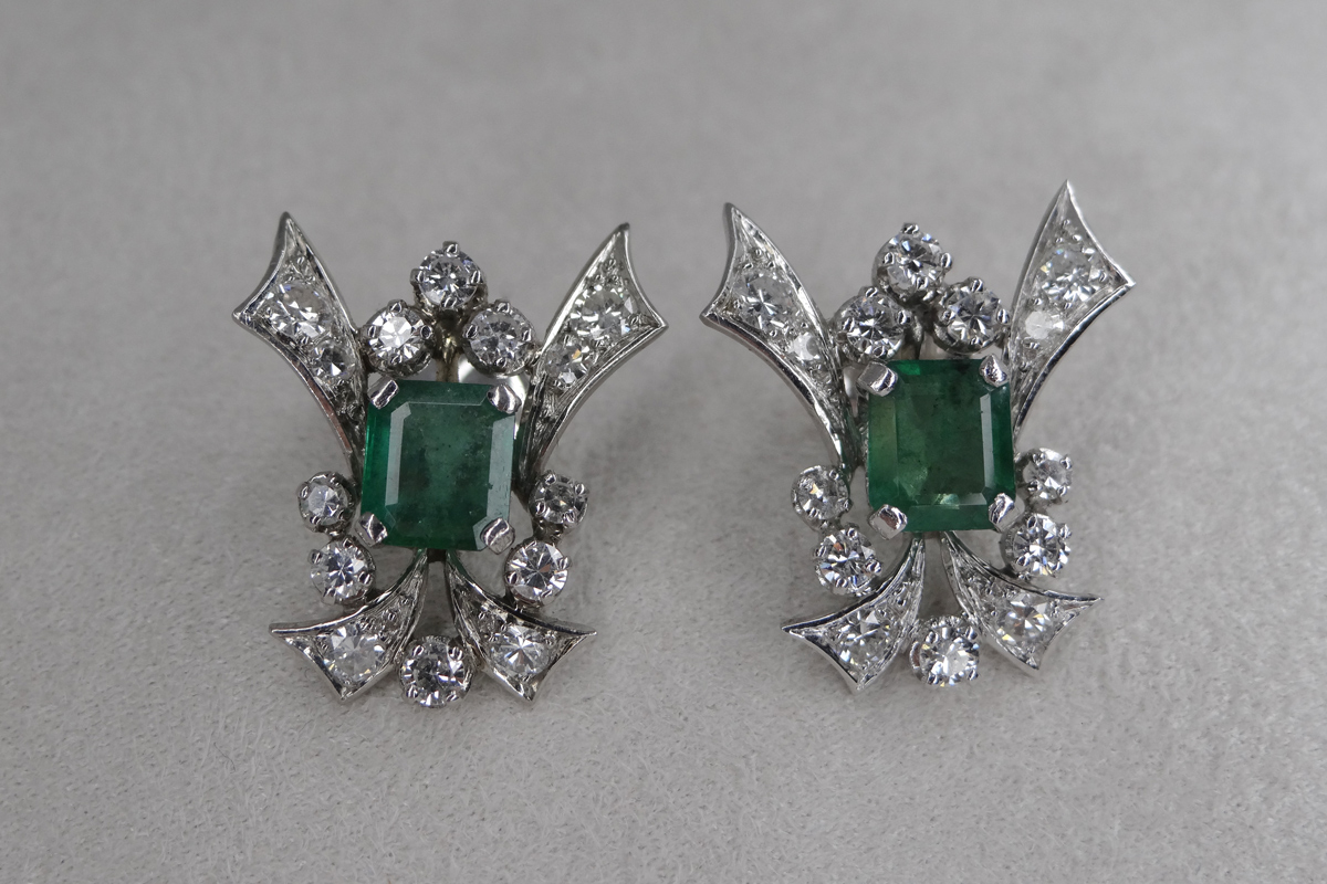 Boucles d'oreilles émeraude pans coupés et diamants en or blanc