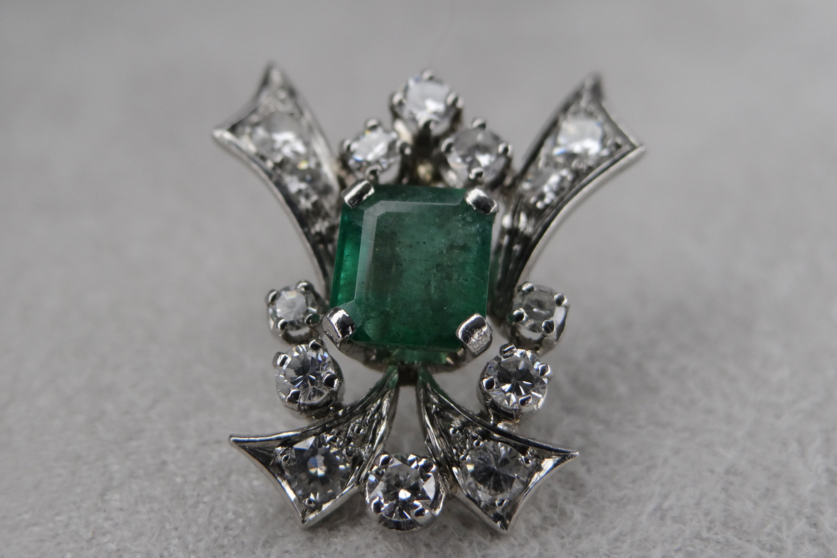 Boucles d'oreilles émeraude pans coupés et diamants en or blanc – Image 3