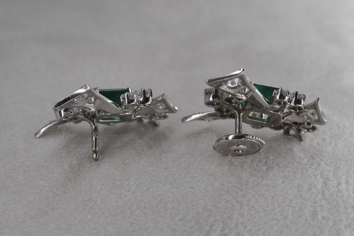 Boucles d'oreilles émeraude pans coupés et diamants en or blanc – Image 5