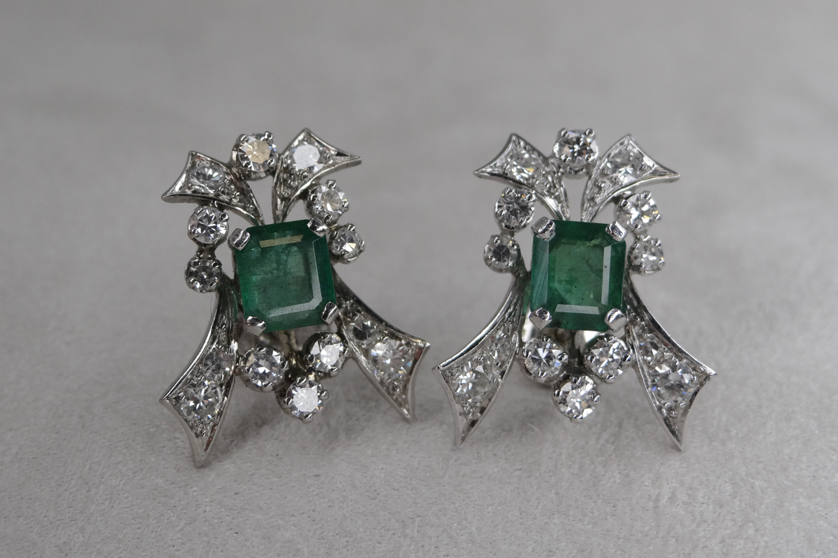 Boucles d'oreilles émeraude pans coupés et diamants en or blanc – Image 2